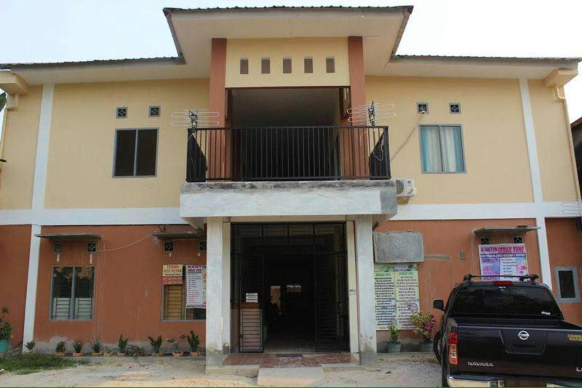 เปงีนาปัน ชาเรียะฮ์ Hotel Parit  ภายนอก รูปภาพ